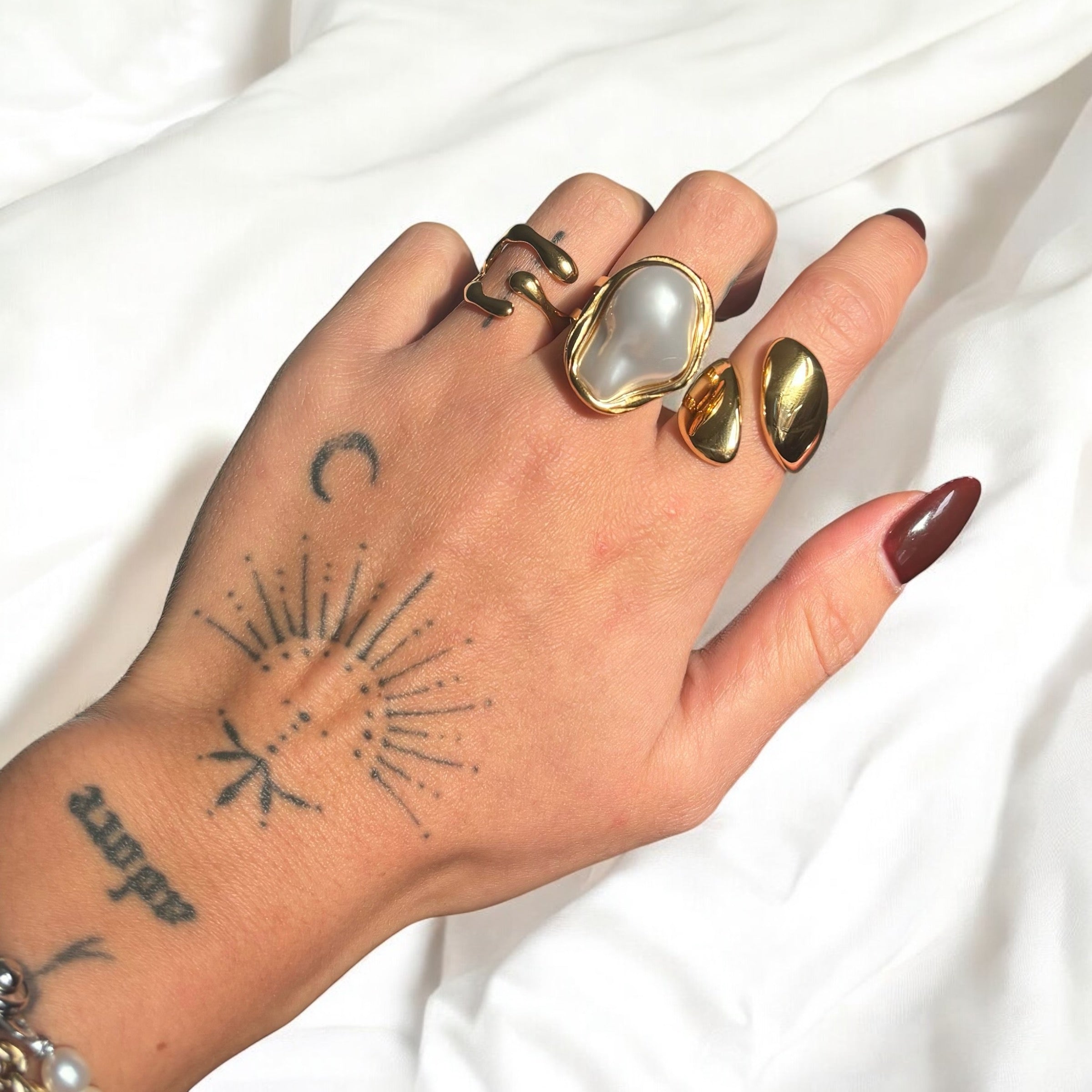 Anillo deslizante ajustable de la marca Alessia Madrid, con diseño elegante y detalles metálicos.
