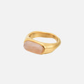 Anillo Skye de Alessia Madrid, diseño elegante con detalles dorados y piedras brillantes en forma de anillo para mujer.