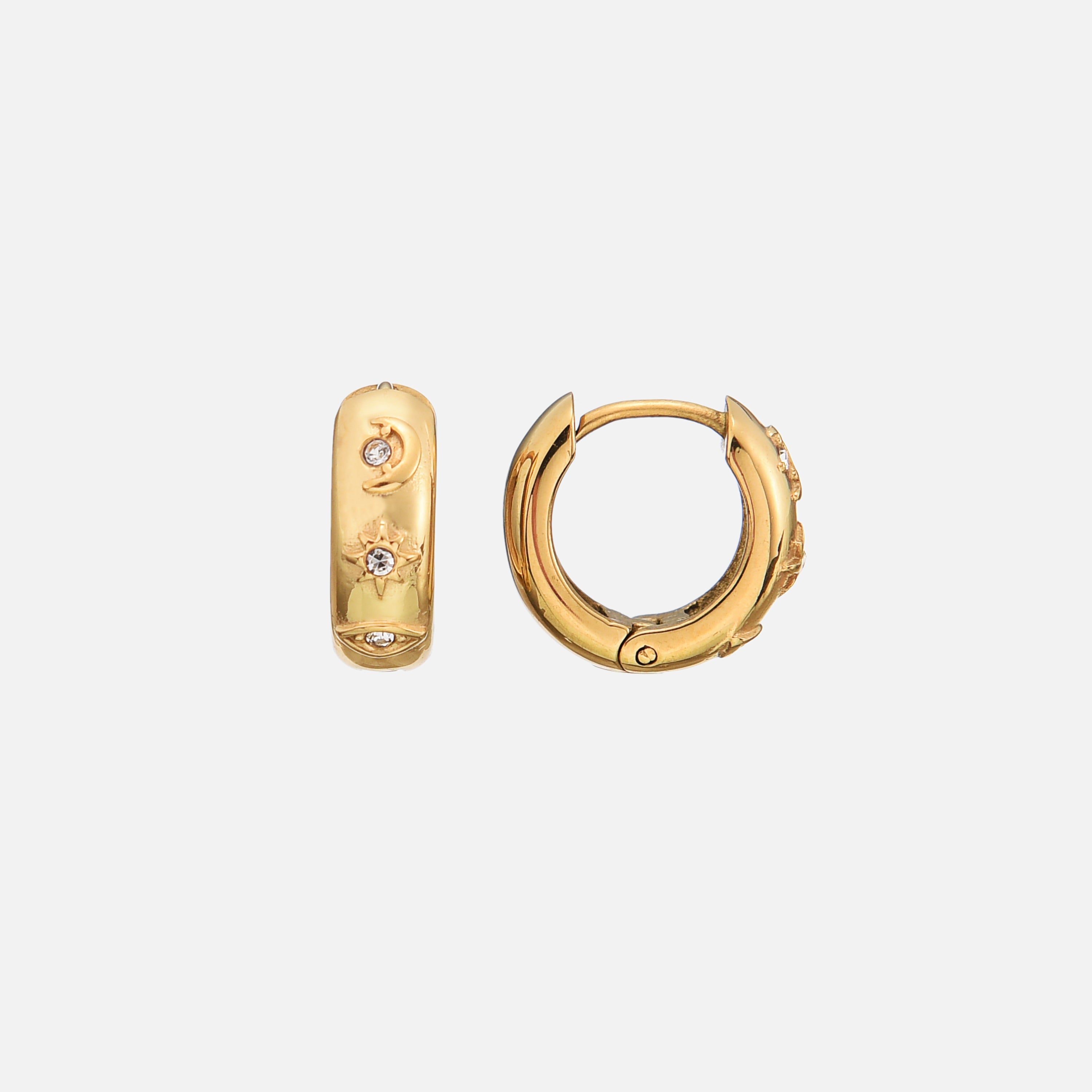 Pendientes Ela de Alessia Madrid con diseño elegante y detalles en acabado dorado.