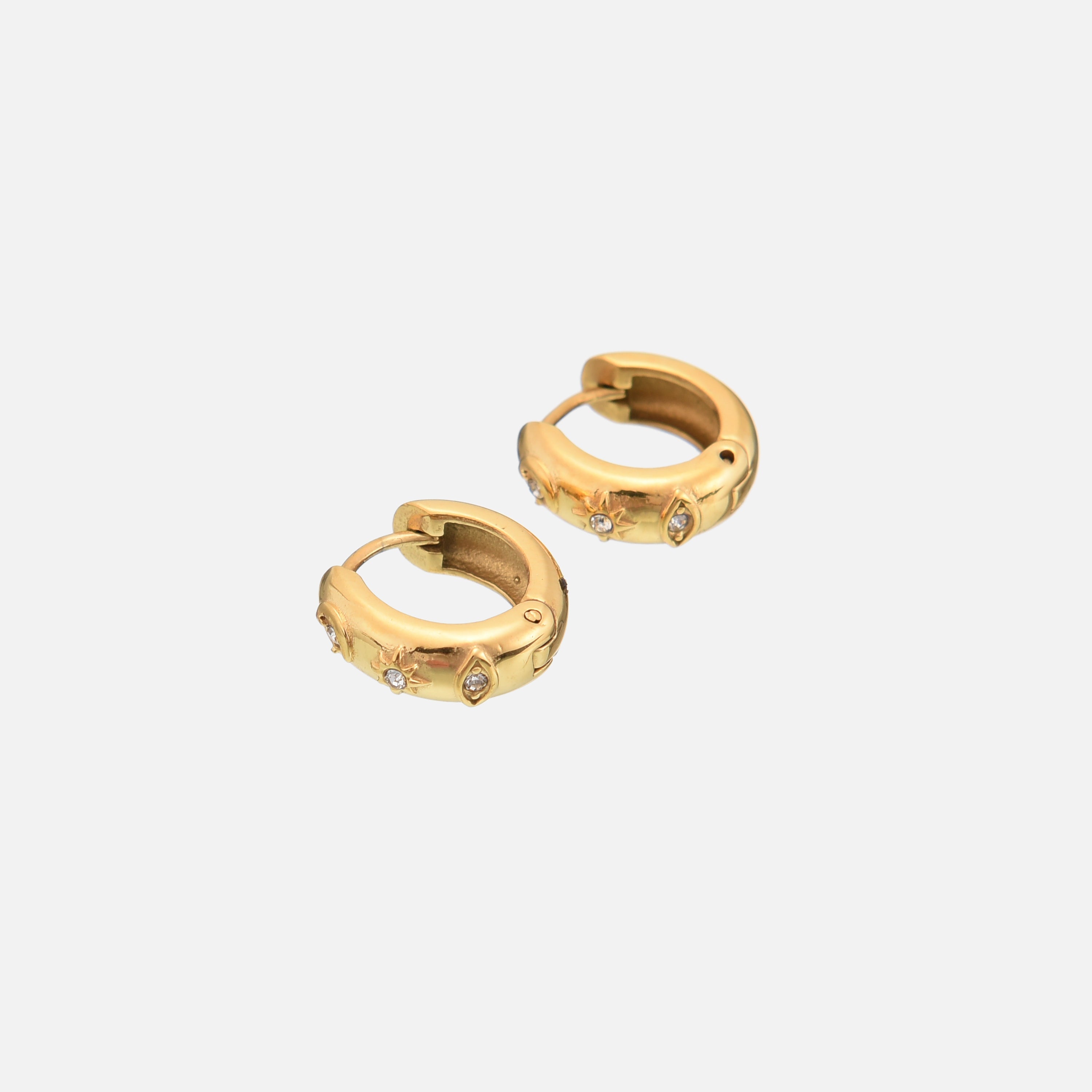 Pendientes Ela de Alessia Madrid con diseño elegante y detalles dorados, perfectos para ocasiones especiales y uso diario.