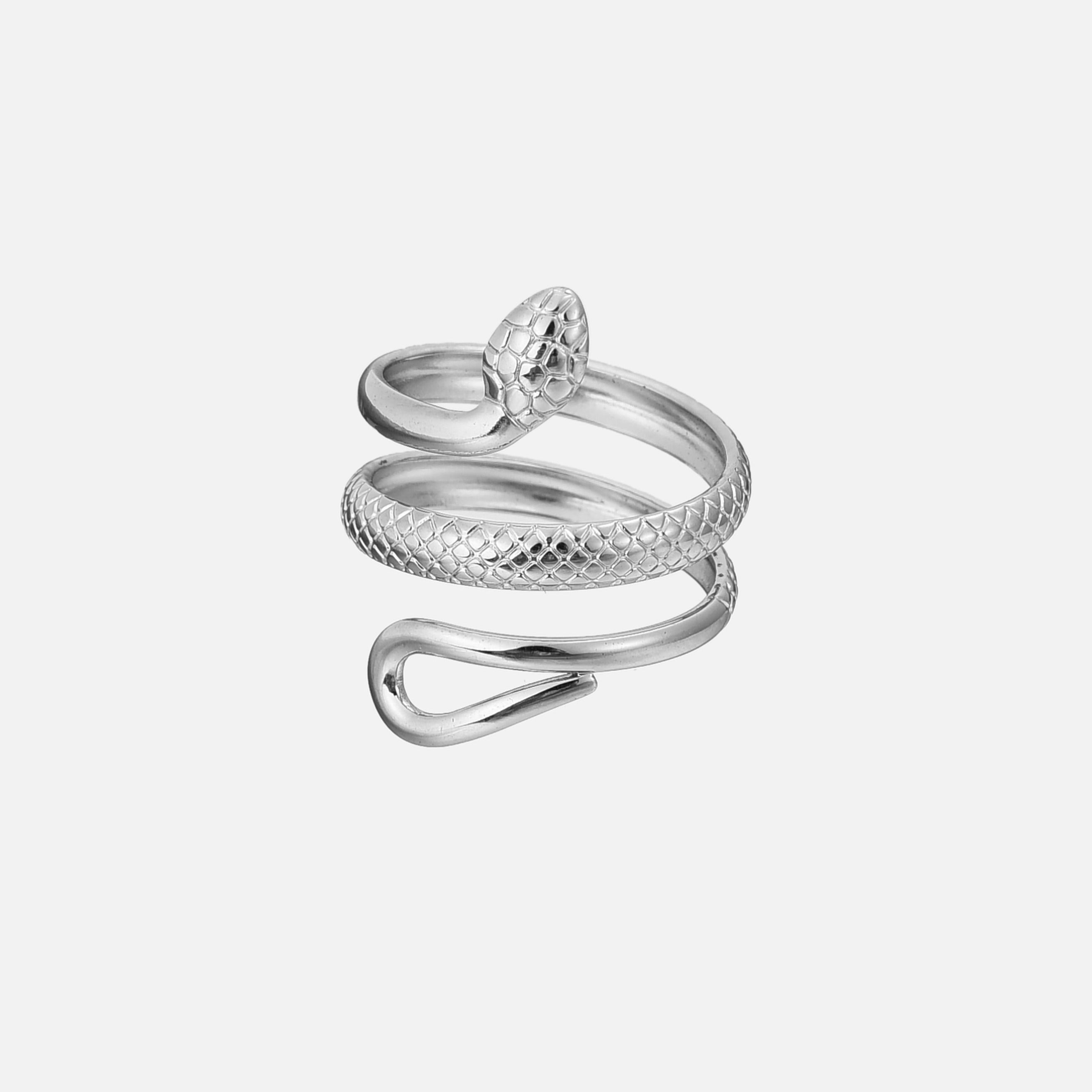 Anillo ajustable con diseño de serpiente de la marca Alessia Madrid, en acabado metálico y detalles detallados en la imagen.