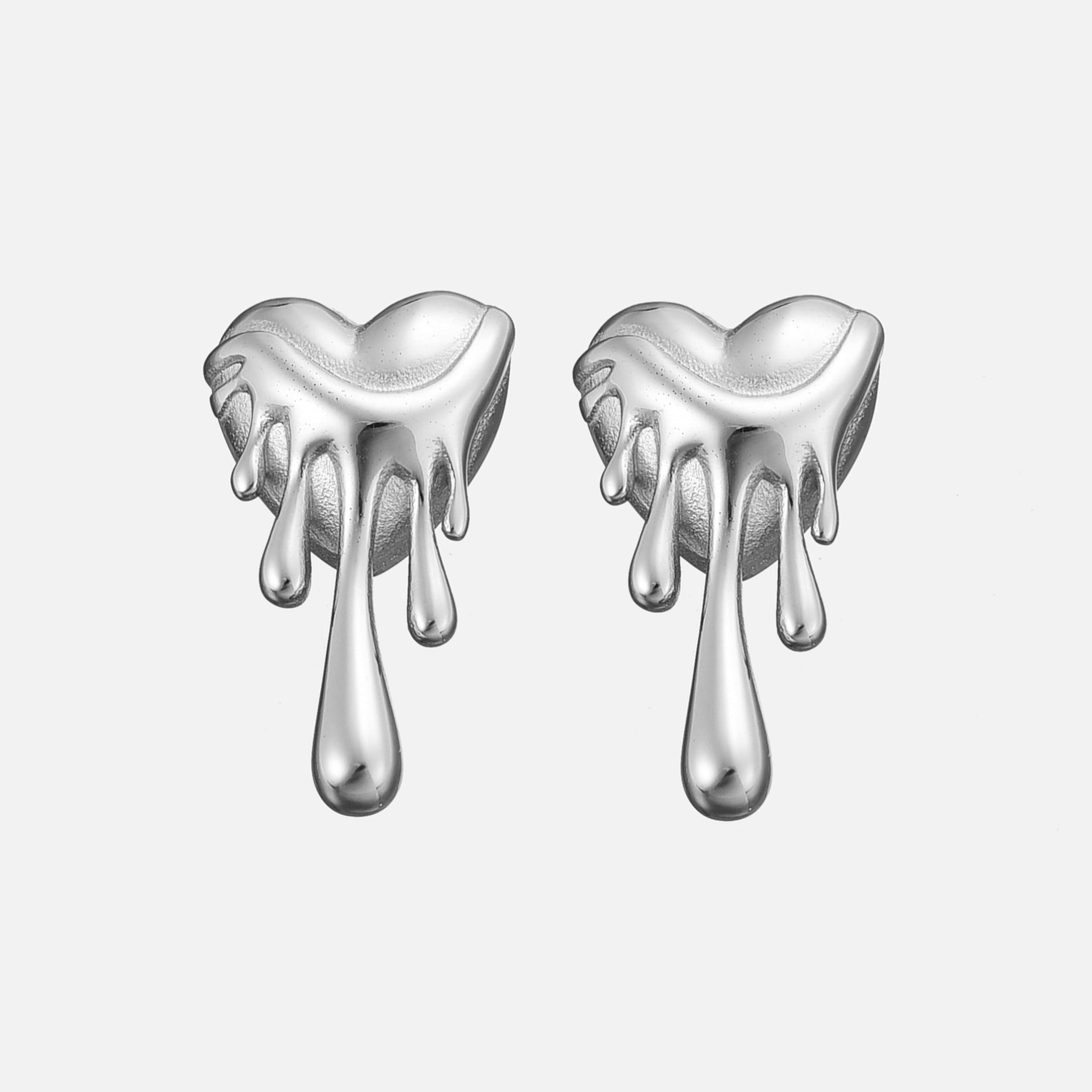 Pendientes de corazón de Alessia Madrid con diseño elegante y detalles dorados para complementar cualquier estilo.