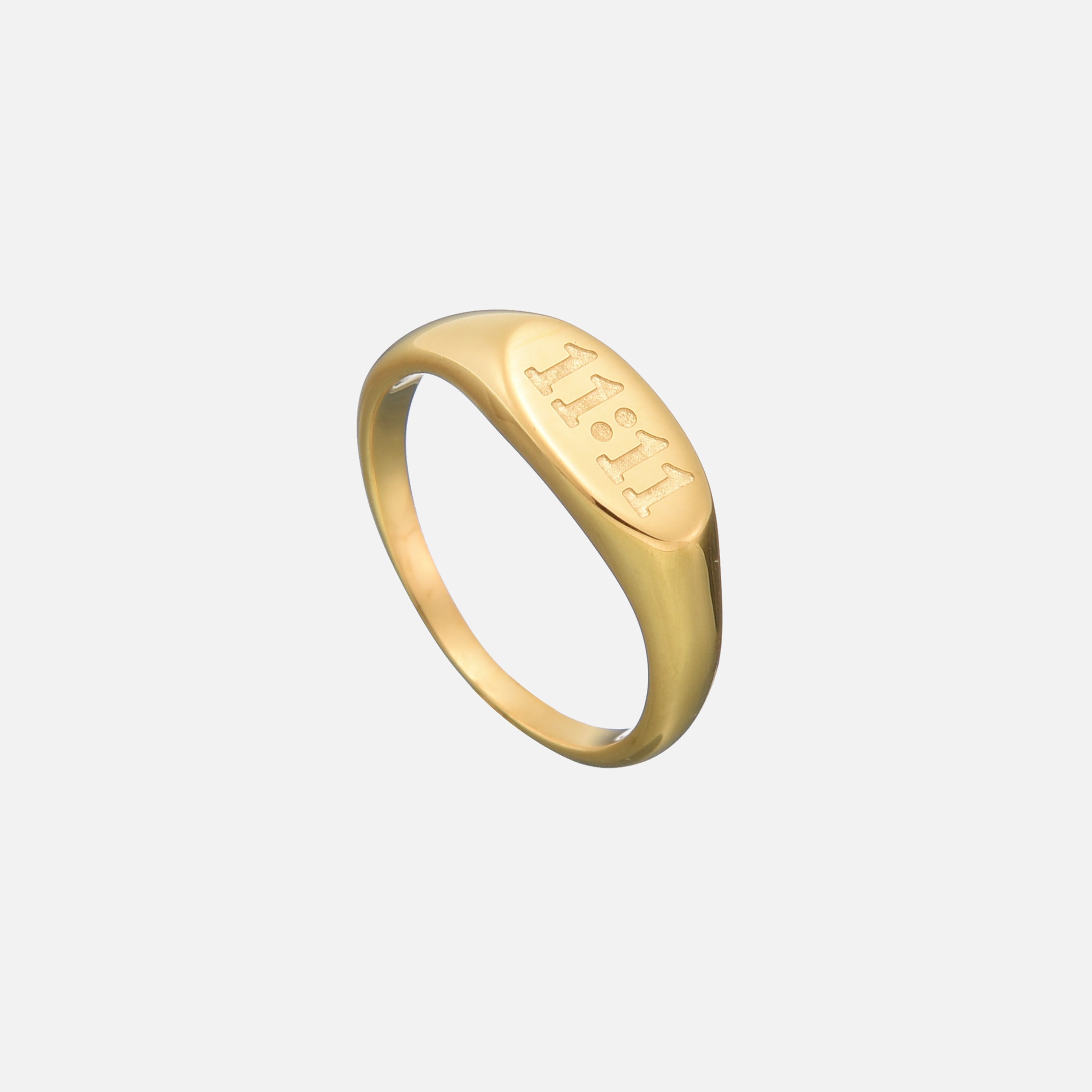 Anillo de la suerte Los Once de la Suerte de la marca Alessia Madrid, con diseño elegante y detalles en plata.