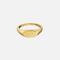 Anillo Los Once de la Suerte de Alessia Madrid, diseño elegante y simbólico en plata con detalles finos, en un fondo neutro.