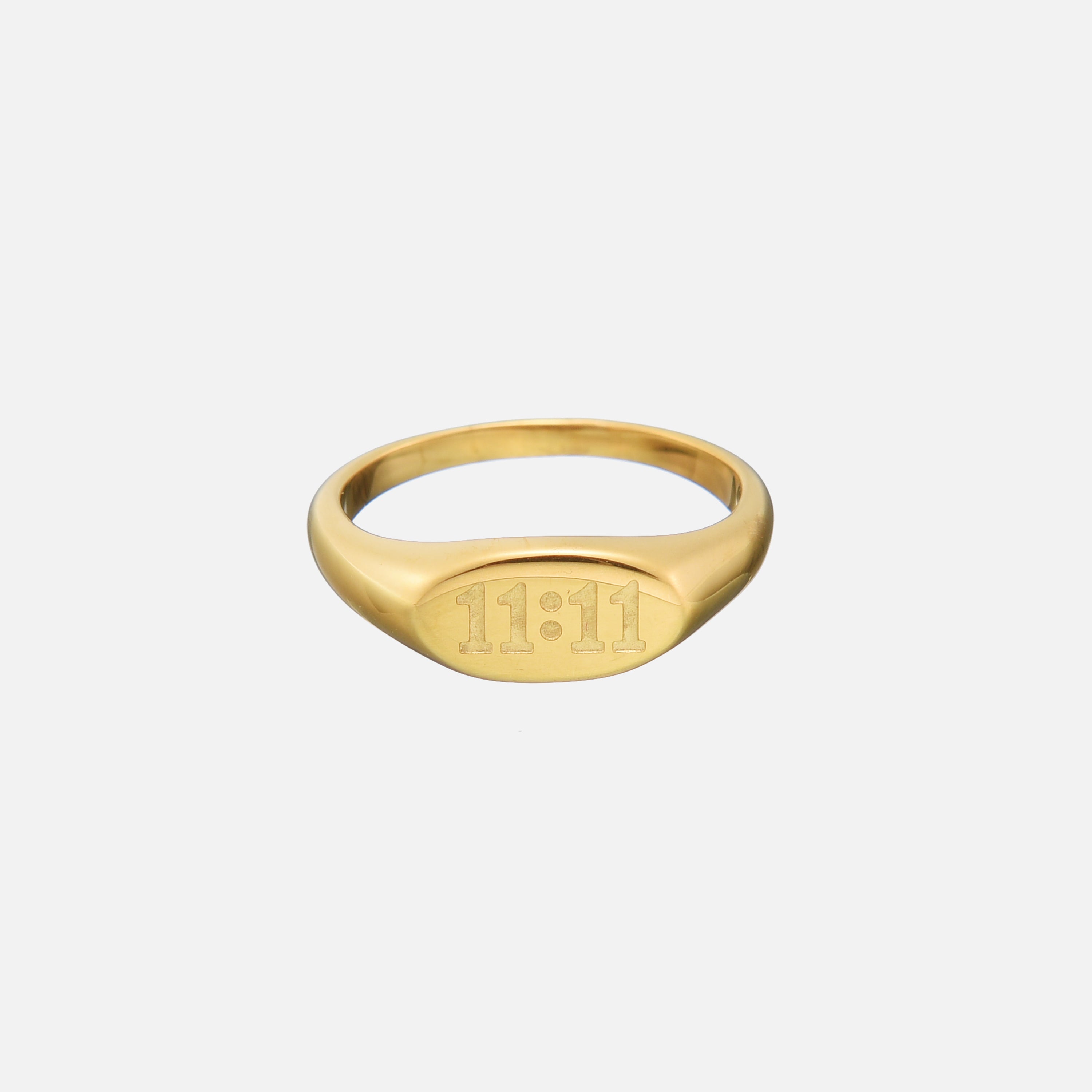 Anillo Los Once de la Suerte de Alessia Madrid, diseño elegante y simbólico en plata con detalles finos, en un fondo neutro.