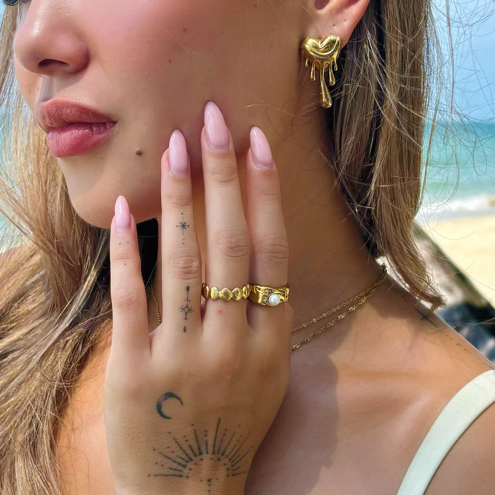 Pendientes de corazón de Alessia Madrid con diseño elegante en plata, ideales para complementar cualquier look.