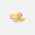 Anillo estrella ajustable de Alessia Madrid con diseño brillante y moderno sobre fondo neutro.