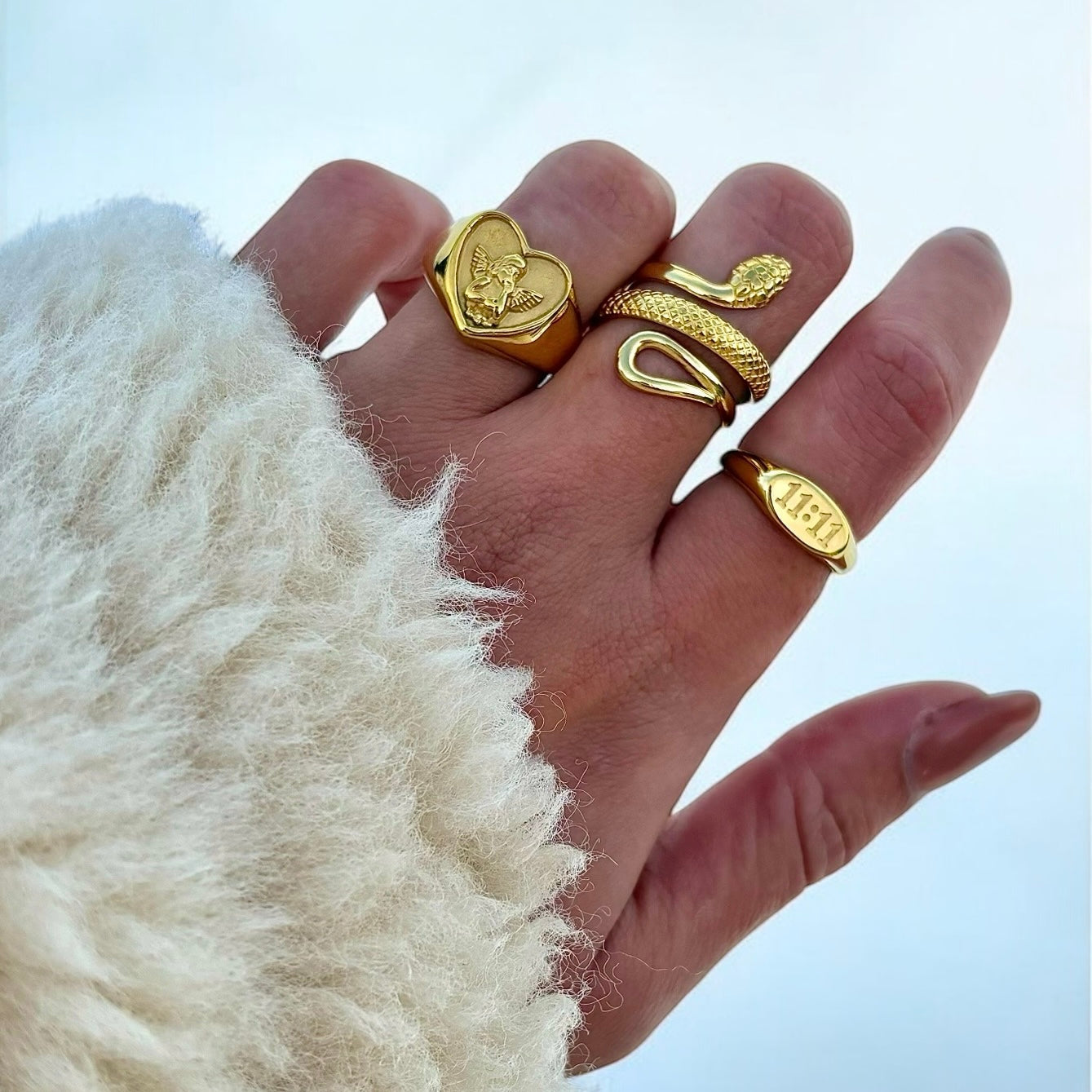 Anillo Alessia Madrid de los Once de la Suerte, con diseño detallado y acabado brillante, visible en la imagen.
