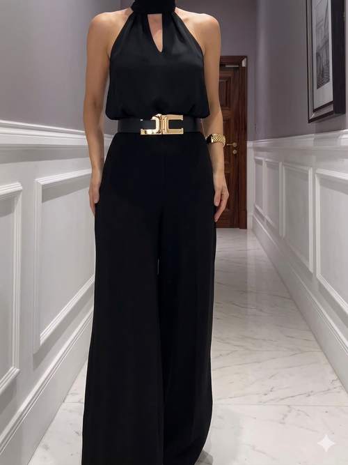 Mono halter elegante de Alessia Madrid en color neutro, mostrando su diseño sofisticado y ajustado en la imagen.