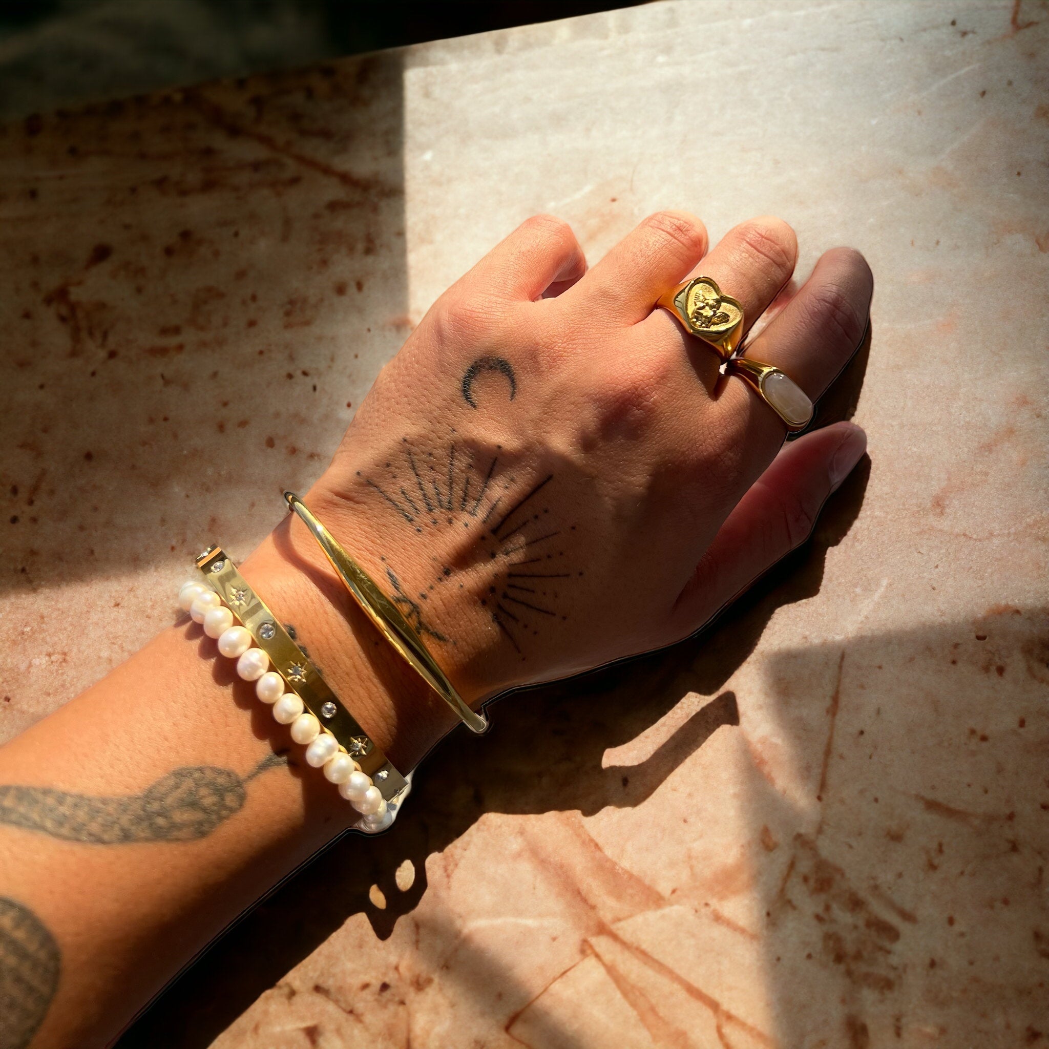 Anillo Skye de Alessia Madrid, muestra el diseño delicado y elegante en plata con detalles minimalistas en la imagen.