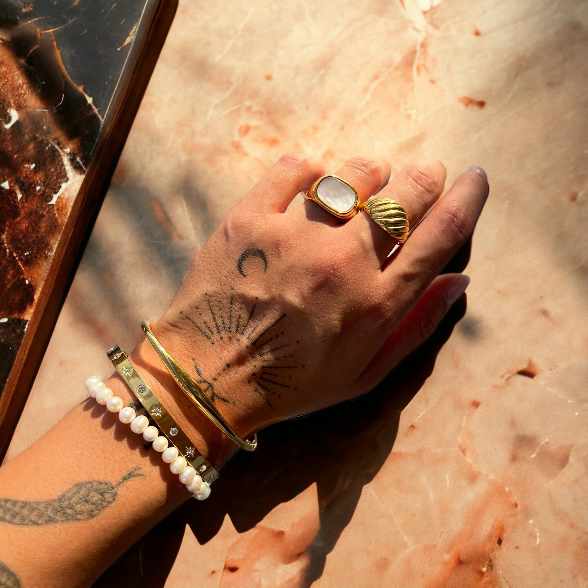 Pulsera Lysa de Alessia Madrid con diseño elegante y detalles metálicos en tonos dorados.