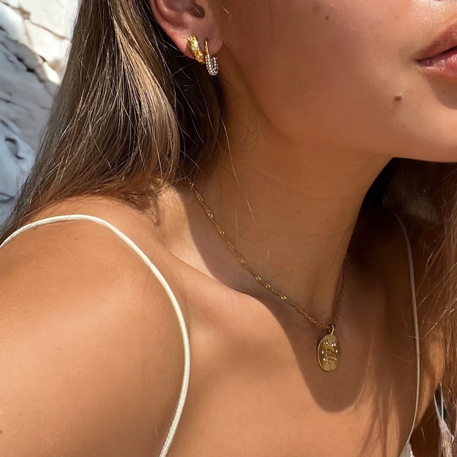 Pendientes Ela de Alessia Madrid con diseño elegante y moderno, hechos a mano con detalles en plata y perlas blancas.