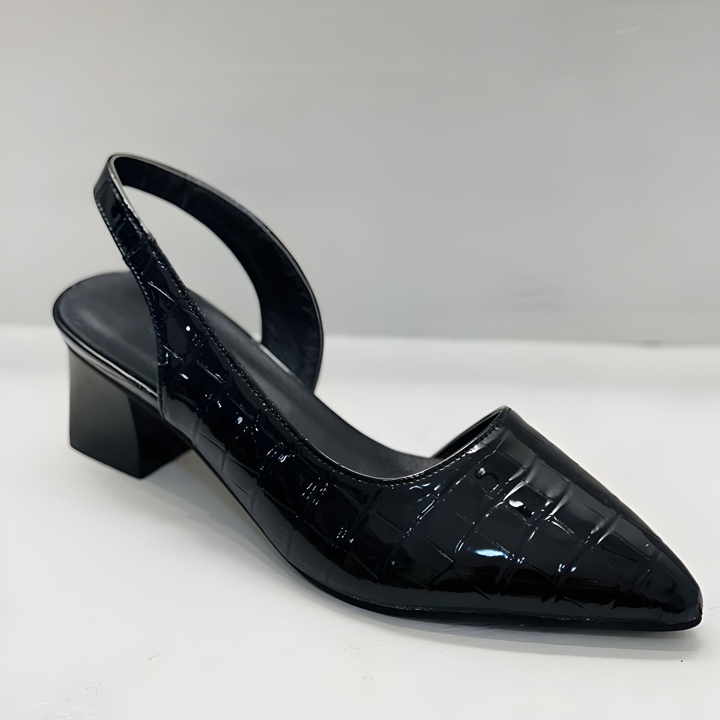 Zapatos de tacón ortopédicos y cómodos Lynn de Alessia Madrid, en color negro con diseño elegante y suela antideslizante.