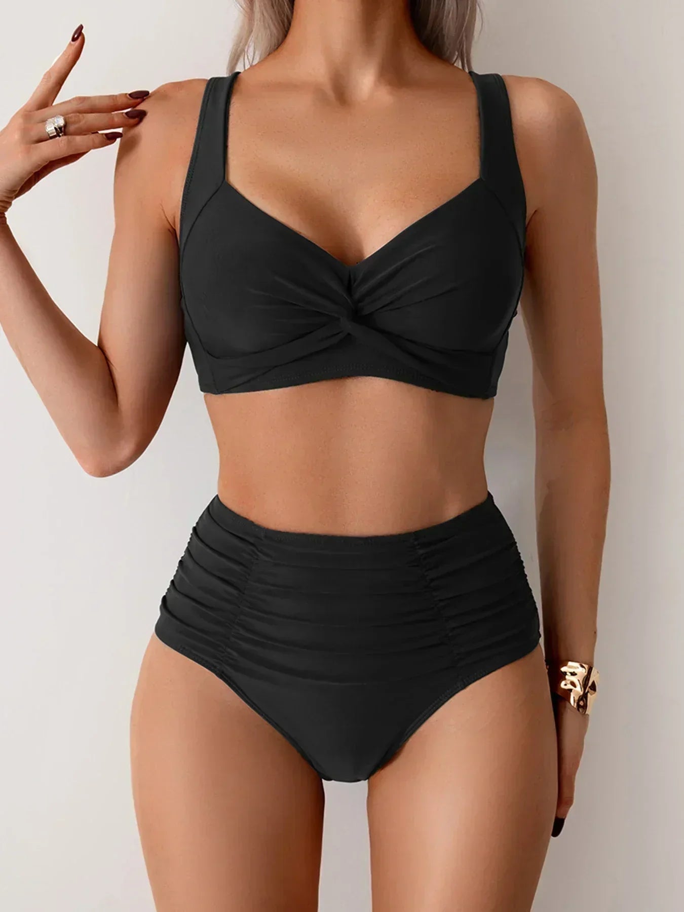 Bikini Nicoletta de Alessia Madrid con tejido fruncido en color vibrante, muestra la parte superior y detalles del diseño.