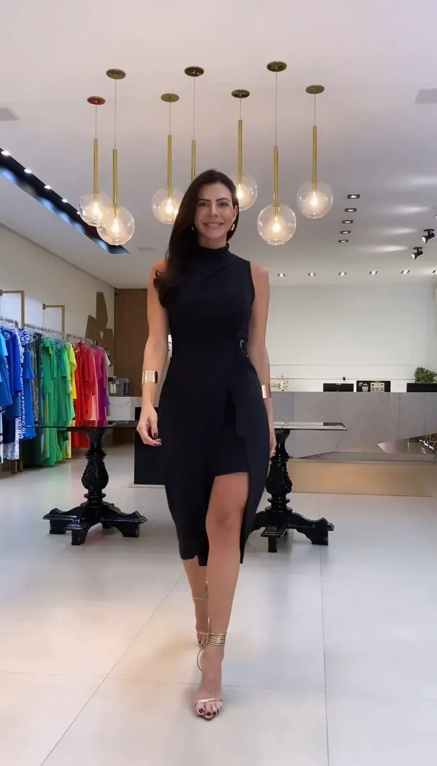 Vestido elegante cruzado de corte sofisticado en color neutro, diseñado por Alessia Madrid, con detalles elegantes y estilo moderno.