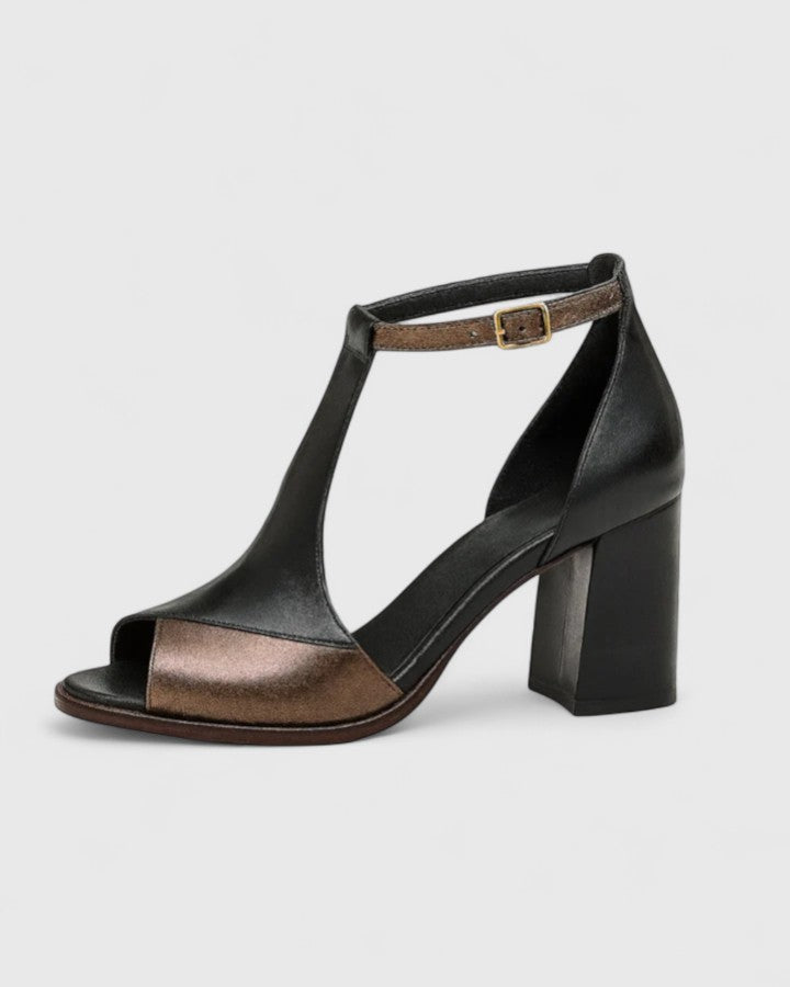 Tacones modernos de ancho con diseño elegante, marca Alessia Madrid, calzado de mujer en color neutro y estilo actual.