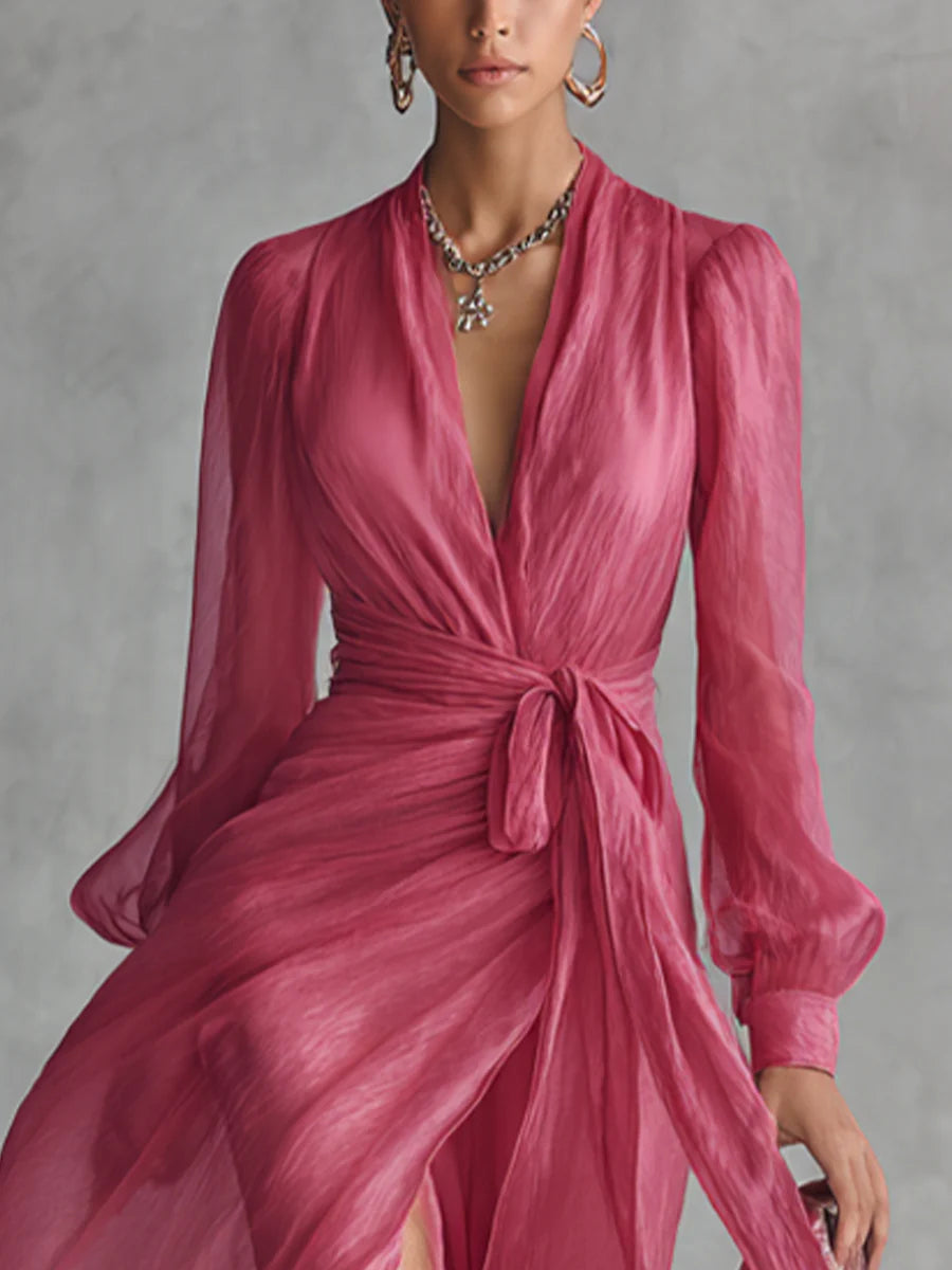 Vestido largo elegante Beatriz de Alessia Madrid en rosa con cuello en V y cinturón, hecho de gasa con detalles de perlas.