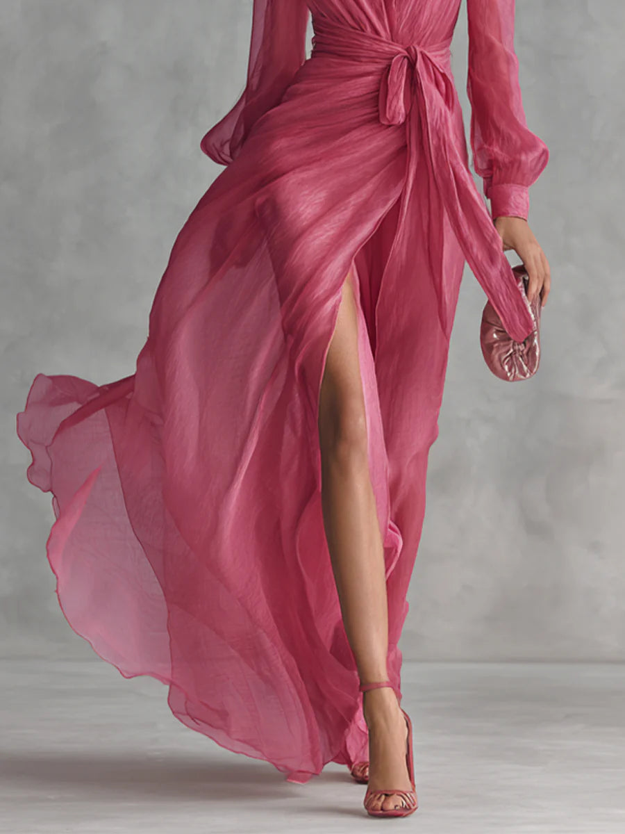 Vestido largo elegante Beatriz de Alessia Madrid en rosa con cuello en V y cinturón de perlas, tela de chiffon fluido para mujer.