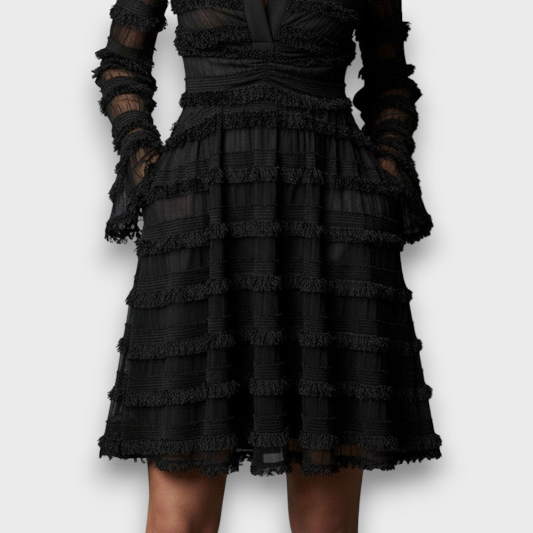 Vestido midi transparente con flecos de Alessia Madrid, modelo Parisa, en color claro, mostrando detalles de diseño y textura.