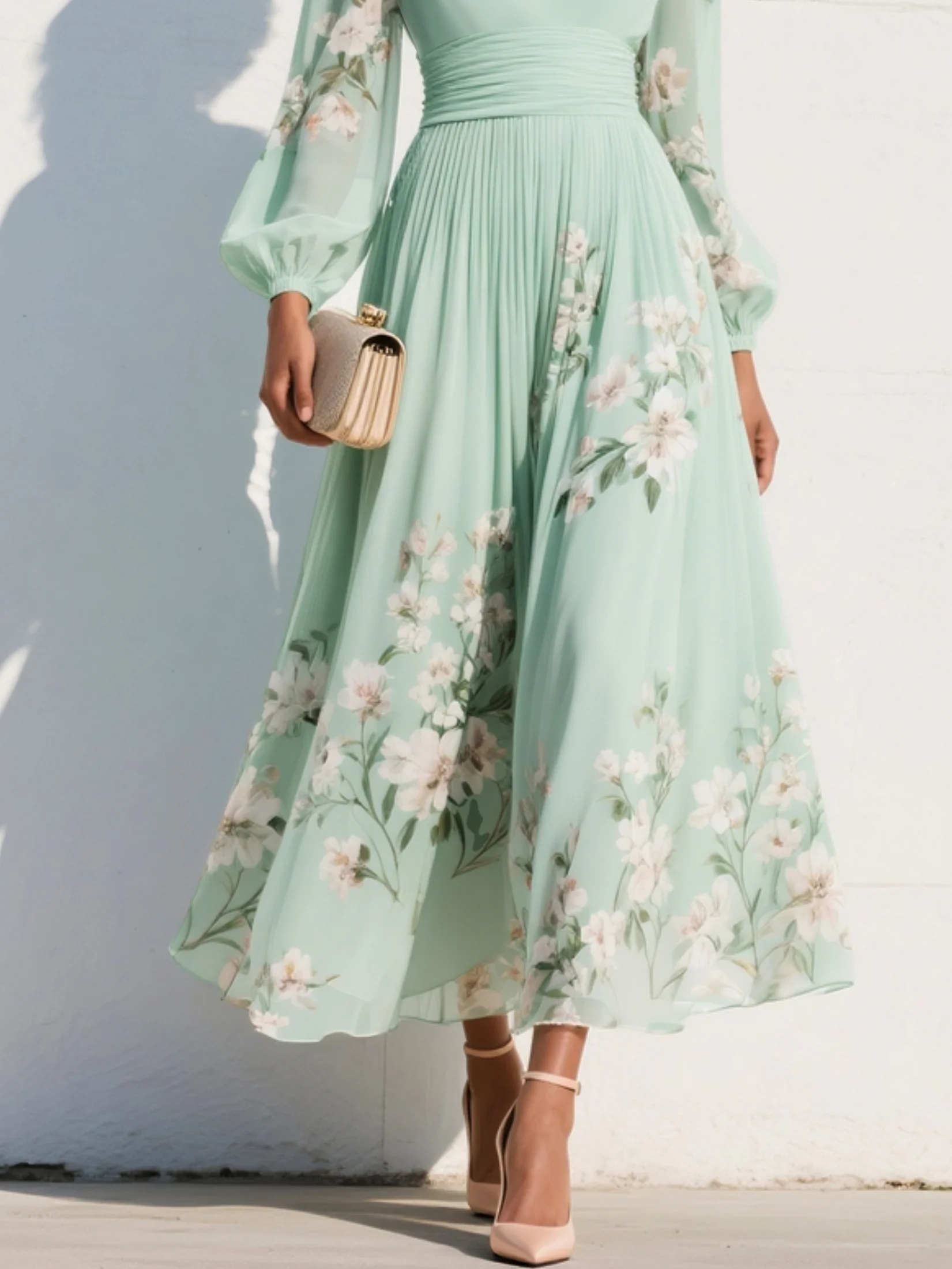 Vestido midi verde claro de la marca Alessia Madrid, con diseño elegante y detalles en el cuello y cintura.