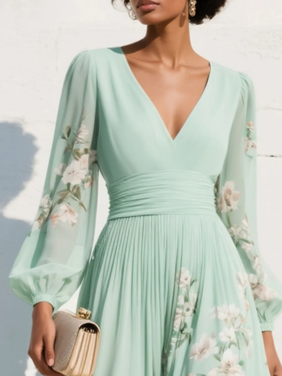 Vestido midi verde claro de la marca Alessia Madrid, diseño elegante y moderno con corte ajustado y detalles delicados.
