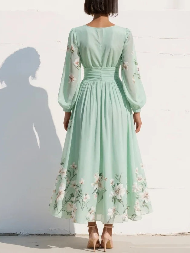 Vestido midi verde claro de la marca Alessia Madrid con diseño elegante y detalles suaves.