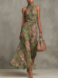 Vestido largo verde con estampado floral y cuello halter de la marca Alessia Madrid, mostrando el diseño y detalles del vestido.