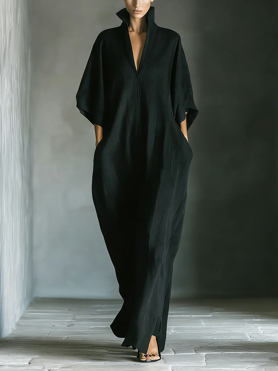 Vestido largo negro oversize de estilo minimalista de la marca Alessia Madrid, con silueta suelta y diseño elegante.