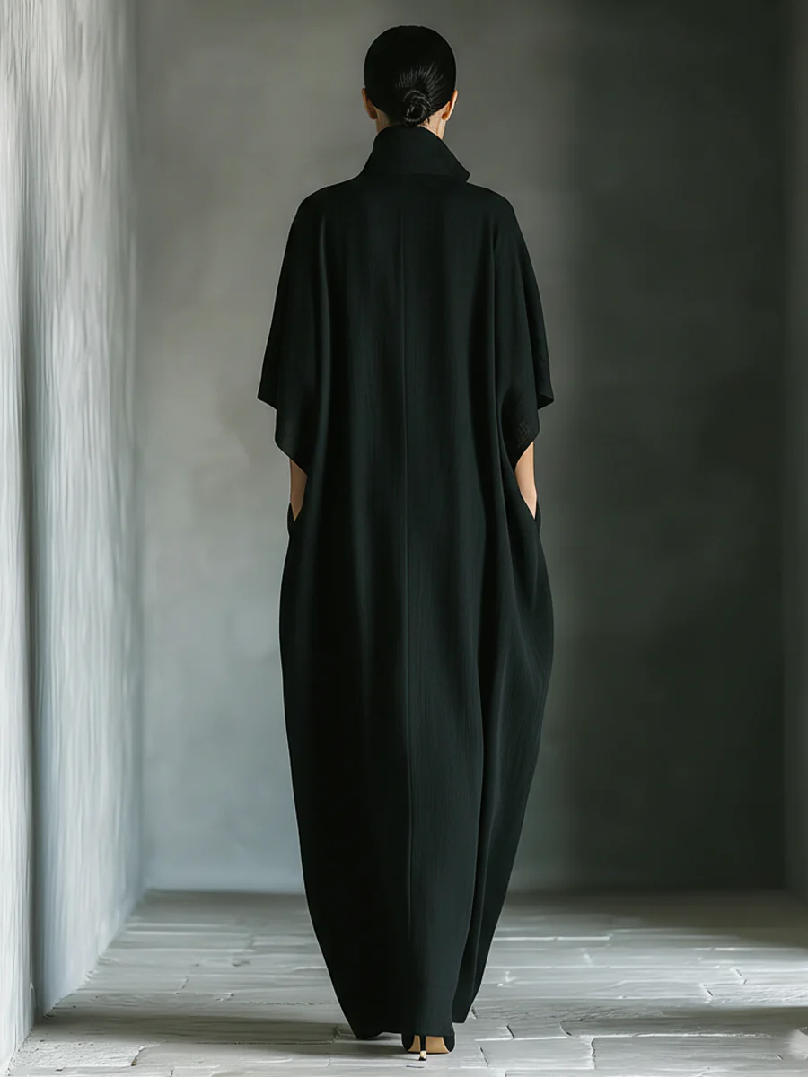 Vestido largo negro oversize de estilo minimalista de la marca Alessia Madrid, con silueta sencilla y elegante.