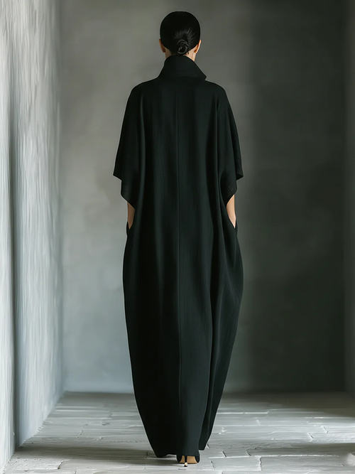 Vestido largo negro oversize de estilo minimalista de la marca Alessia Madrid, con silueta sencilla y elegante.