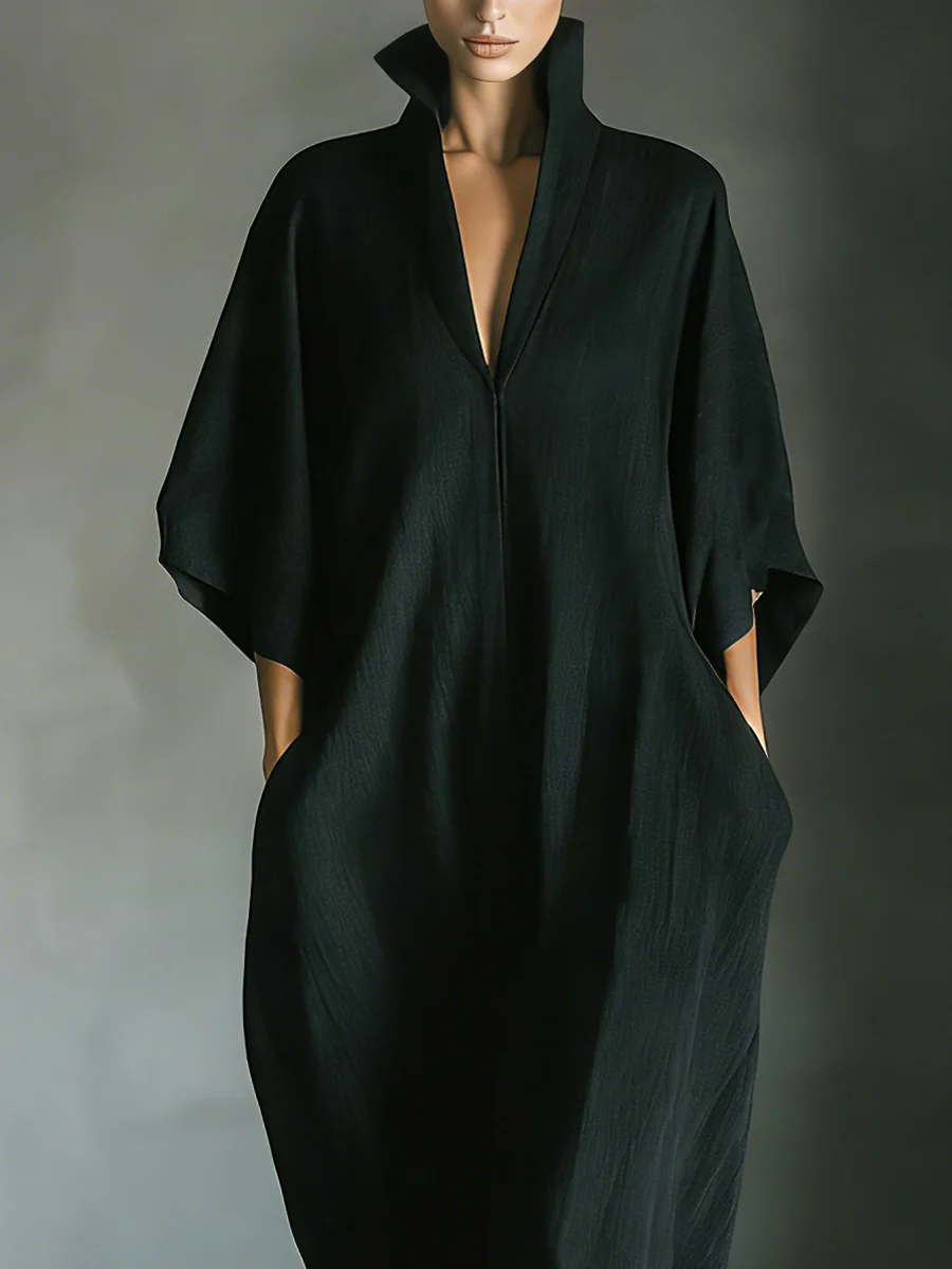 Vestido largo negro oversize Alessia Madrid Alessandra, estilo minimalista, con corte suelto y diseño elegante en la imagen.