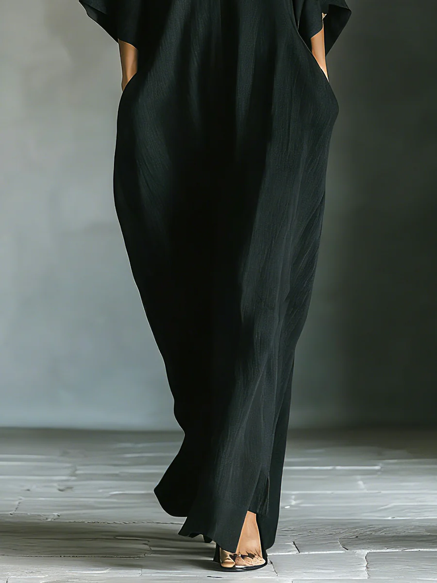 Vestido largo negro oversize de estilo minimalista Alessandra de Alessia Madrid, mostrando su diseño elegante y cómodo.