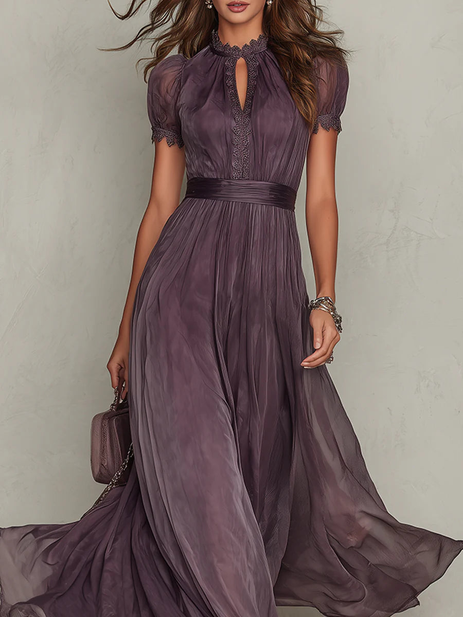 Vestido largo morado Alessia Madrid Flavia con escote en V y ribete de encaje, diseño elegante y femenino.
