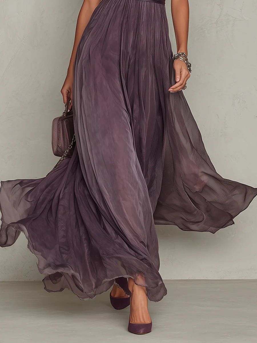 Vestido largo morado de Alessia Madrid con escote en V y ribete de encaje, diseñado por Flavia.