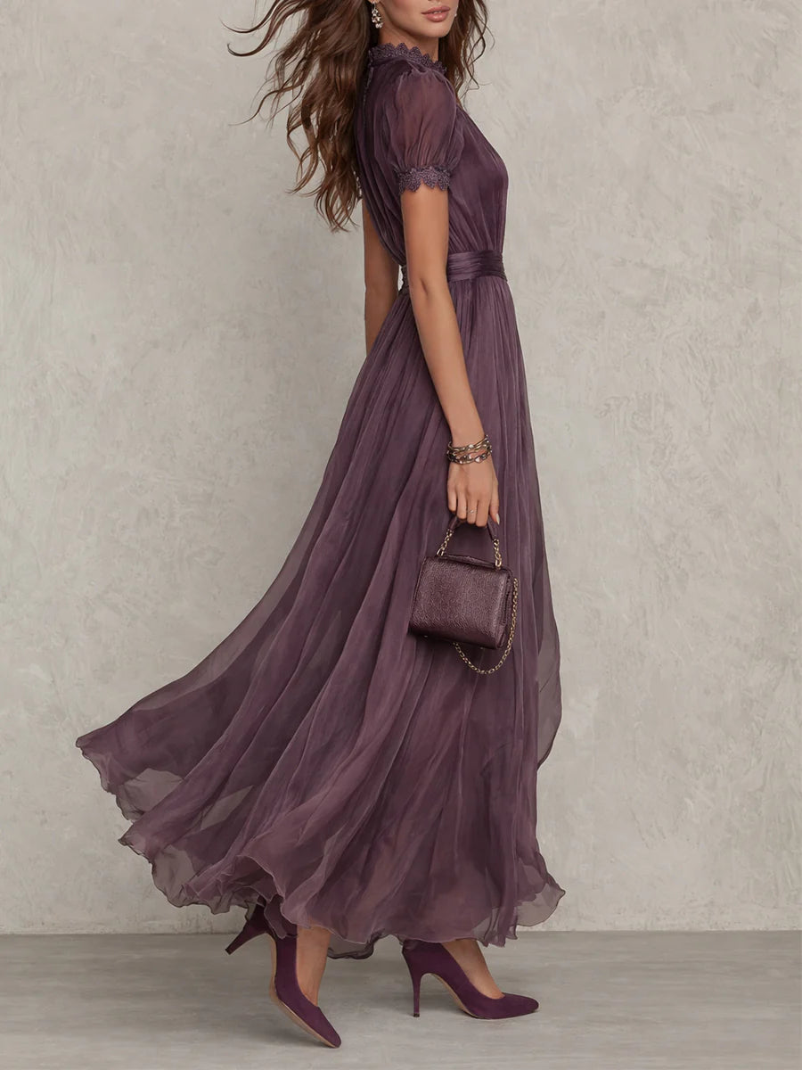 Vestido largo morado Alessia Madrid con escote en V y ribete de encaje, diseñado para ocasiones elegantes.