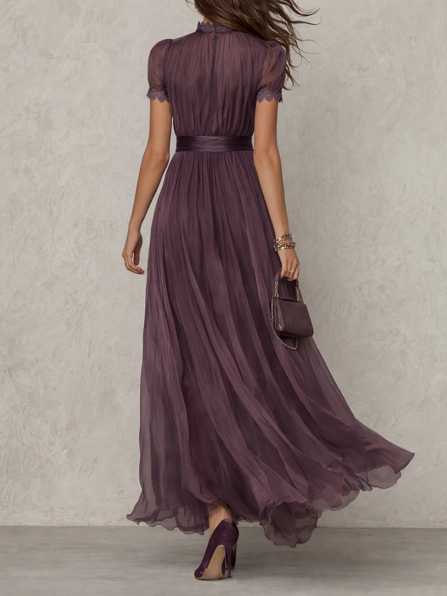 Vestido largo morado de Alessia Madrid con escote en V y ribete de encaje, diseño elegante y femenino.