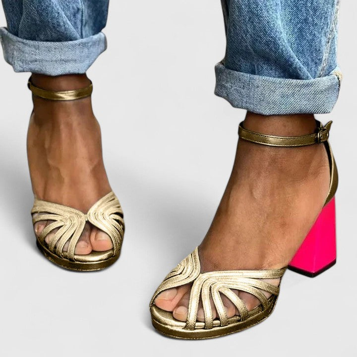 Zapatos de tacón sofisticados Noelia de Alessia Madrid, con diseño elegante y acabado en cuero en tono neutro.