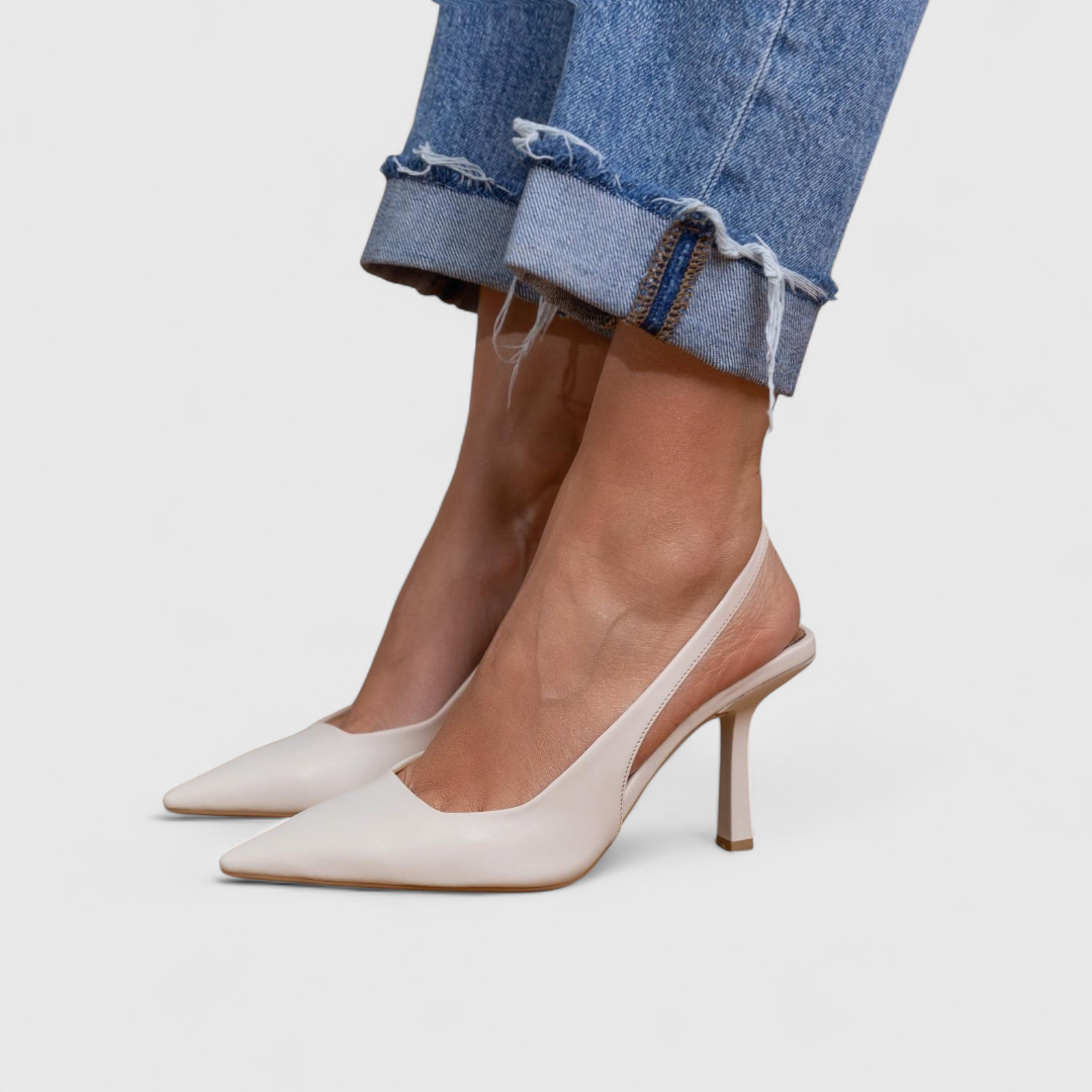 Tacones de salón elegantes Bella de Alessia Madrid en color crudo, calzado de cuero para mujer, vista lateral del zapato.