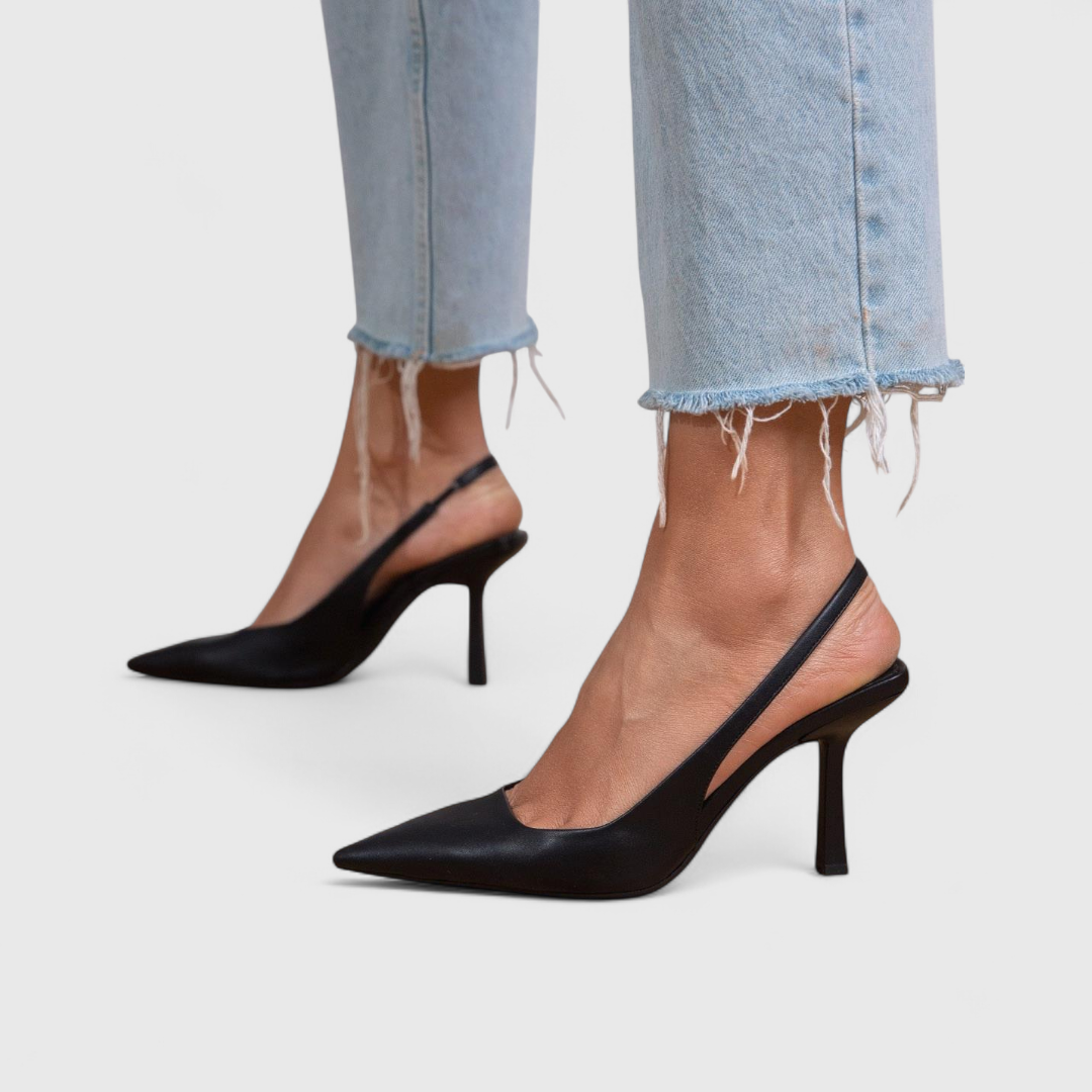 Zapatos de tacón de salón elegantes Bella de Alessia Madrid, con acabado en cuero negro y diseño sofisticado.
