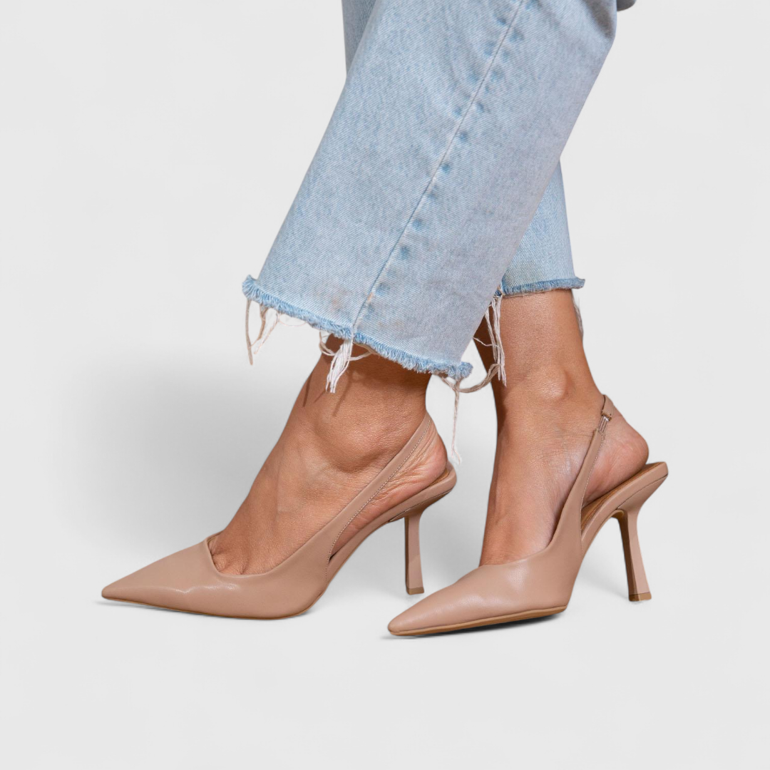 Tacones de salón elegantes Bella de Alessia Madrid en cuero de color durazno con diseño sofisticado y tacón alto.