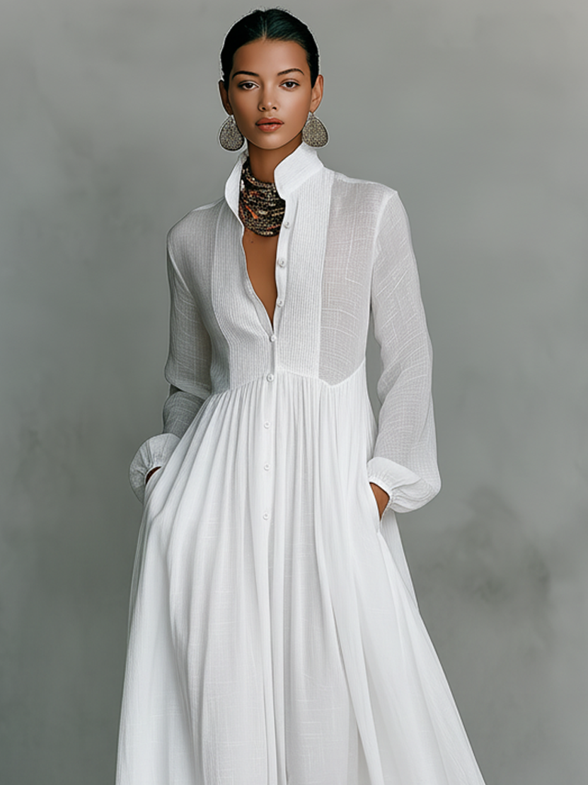 Vestido largo minimalista de algodón y lino en patchwork con cuello alto y mangas largas, de la marca Alessia Madrid.