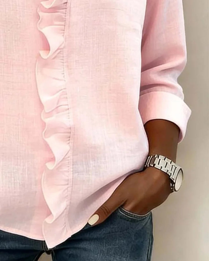 Blusa Chiara de Alessia Madrid con cuello en V y volantes delicados, mostrando el diseño elegante y detalles de la prenda.