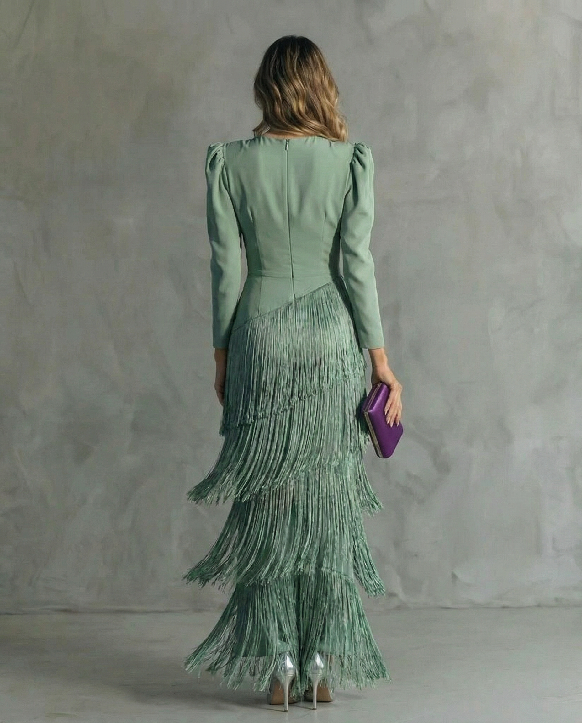 Vestido midi elegante Clara de Alessia Madrid con mangas de flecos y diseño sofisticado en color neutro.