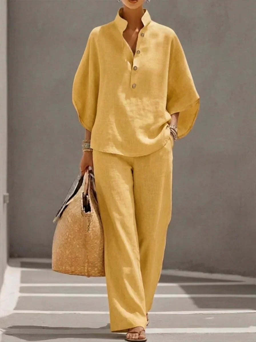 Conjunto de lino Maribel de Alessia Madrid con mangas murciélago y pantalón ancho en color claro, ropa cómoda y elegante.