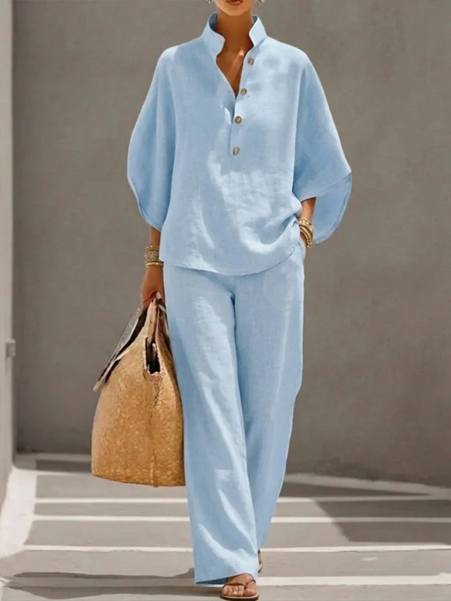 Conjunto de lino Maribel de Alessia Madrid con blusa de mangas murciélago y pantalón ancho en tonos claros.