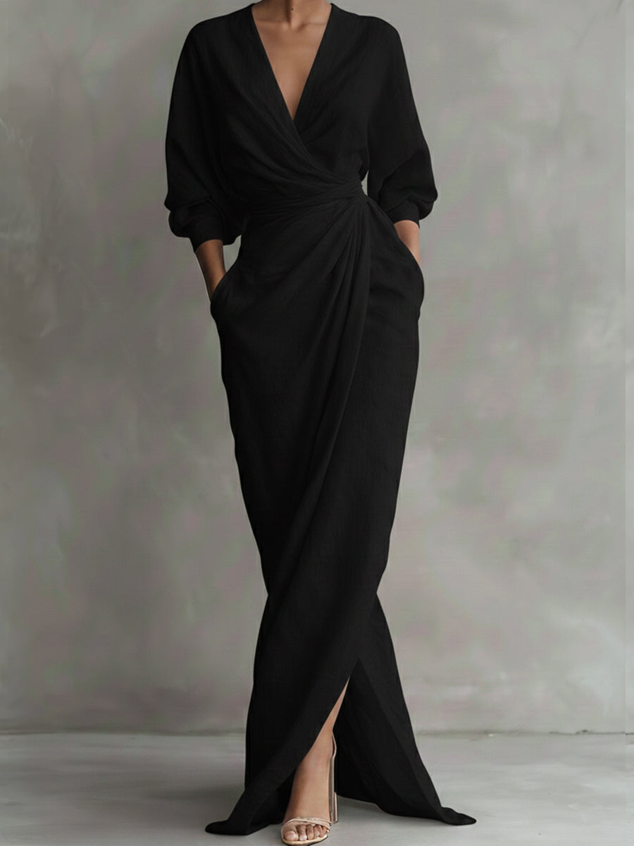 Vestido elegante Paulina de Alessia Madrid, con diseño sofisticado y detalles modernos, luciendo en un entorno elegante.