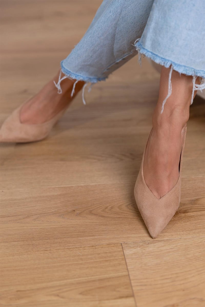 Zapatos de salón nude Alessia Madrid Marlena con talón abierto y suela de gamuza en imagen.