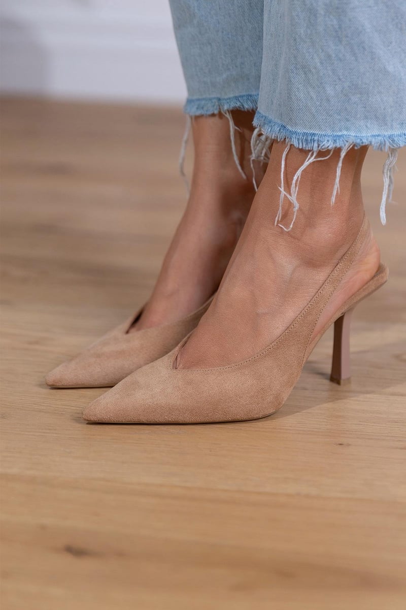 Zapatos de salón nude con talón abierto de Alessia Madrid, diseño elegante y suave en color beige.