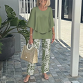 Conjunto de pantalón estampado y camiseta de cuello redondo de Alessia Madrid, vista frontal del conjunto para mujer.