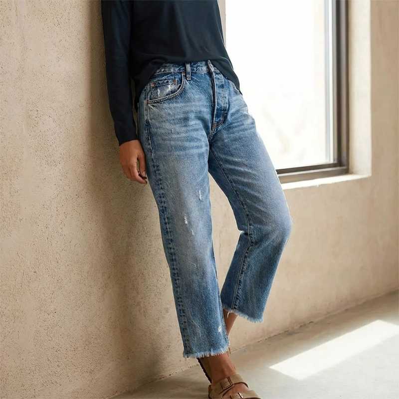 Vaqueros cortos y rectos para mujer de estilo retro de la marca Alessia Madrid, en color azul con detalles clásicos.